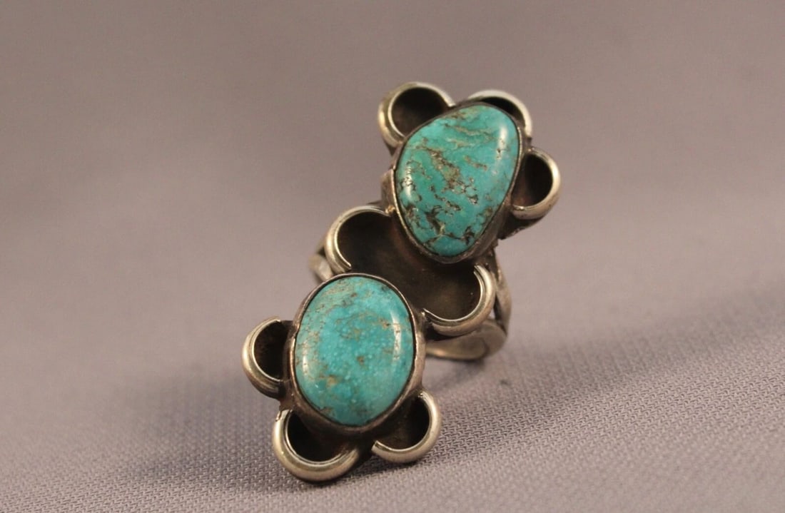 OLD PAWN NAVAJO STERLING SILVER AND TURQUOISE RING SIZE 5: OLD PAWN NAVAJO STERLING SILVER AND TURQUOISE RING SIZE 5 Item Description: 1 5/8” tall