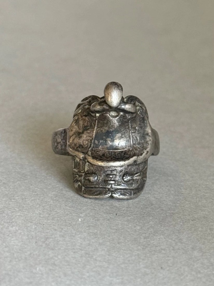 VINTAGE NAVAJO STERLING SILVER SADDLE RING. SIZE 10 1/2: VINTAGE NAVAJO STERLING SILVER SADDLE RING. SIZE 10 1/2 Vintage Navajo Sterling Silver Saddle Ring. Size 10 1/2 ..1" Tall 13.3 Grams