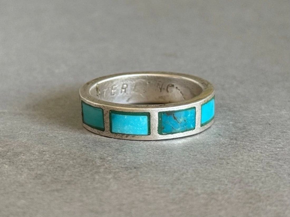 VINTAGE NAVAJO STERLING SILVER WITH INLAID TURQUOISE RING SIZE 10 1/2: VINTAGE NAVAJO STERLING SILVER WITH INLAID TURQUOISE RING SIZE 10 1/2 Vintage Navajo Sterling Silver with Inlaid Turquoise Ring Size 10 1/2 ..1/4" Wide