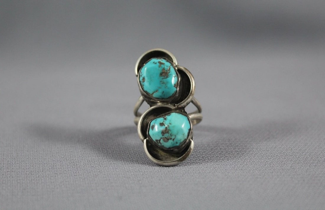 OLD PAWN NAVAJO STERLING SILVER AND TURQUOISE RING SIZE 6: OLD PAWN NAVAJO STERLING SILVER AND TURQUOISE RING SIZE 6 Item Description: 1 1/4” tall
