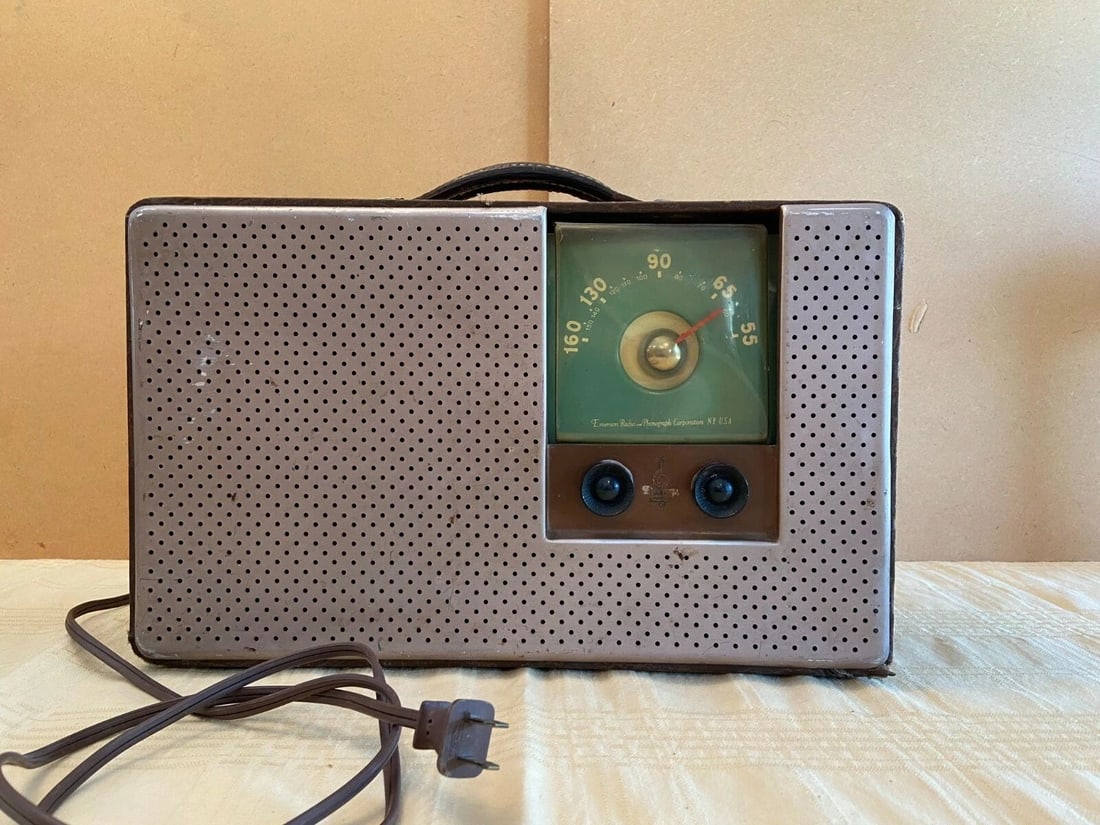 WORKING ANTIQUE EMERSON RADIO MODEL 505 - 3 WAY 7 TUBE SUPERHETERODYNE - PAPERS: WORKING ANTIQUE EMERSON RADIO MODEL 505 - 3 WAY 7 TUBE SUPERHETERODYNE - PAPERS Item Description: This antique radio is in working condition. It takes about a minute for the tubes to warm up and then 
