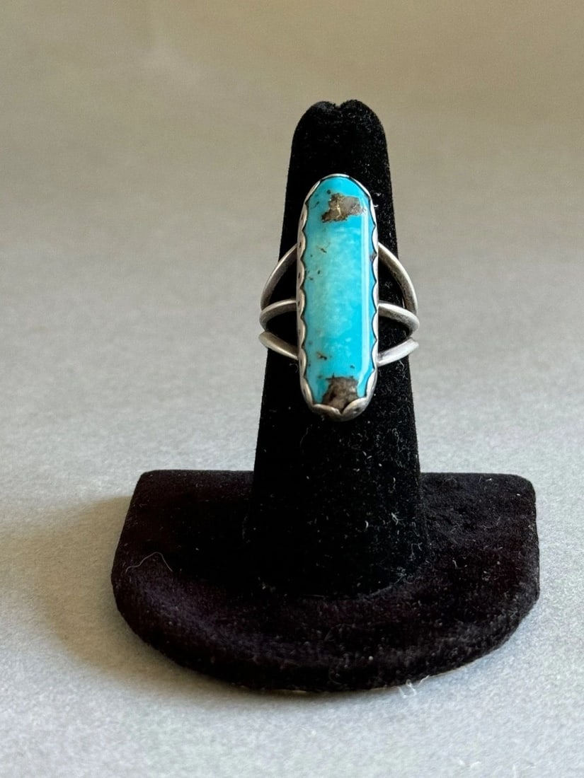 VINTAGE NAVAJO STERLING SILVER AND TURQUOISE RING. SIZE 6 1/4: VINTAGE NAVAJO STERLING SILVER AND TURQUOISE RING. SIZE 6 1/4 Old Pawn Navajo Sterling Silver and Turquoise Ring. Size 6 1 1/4” Tall