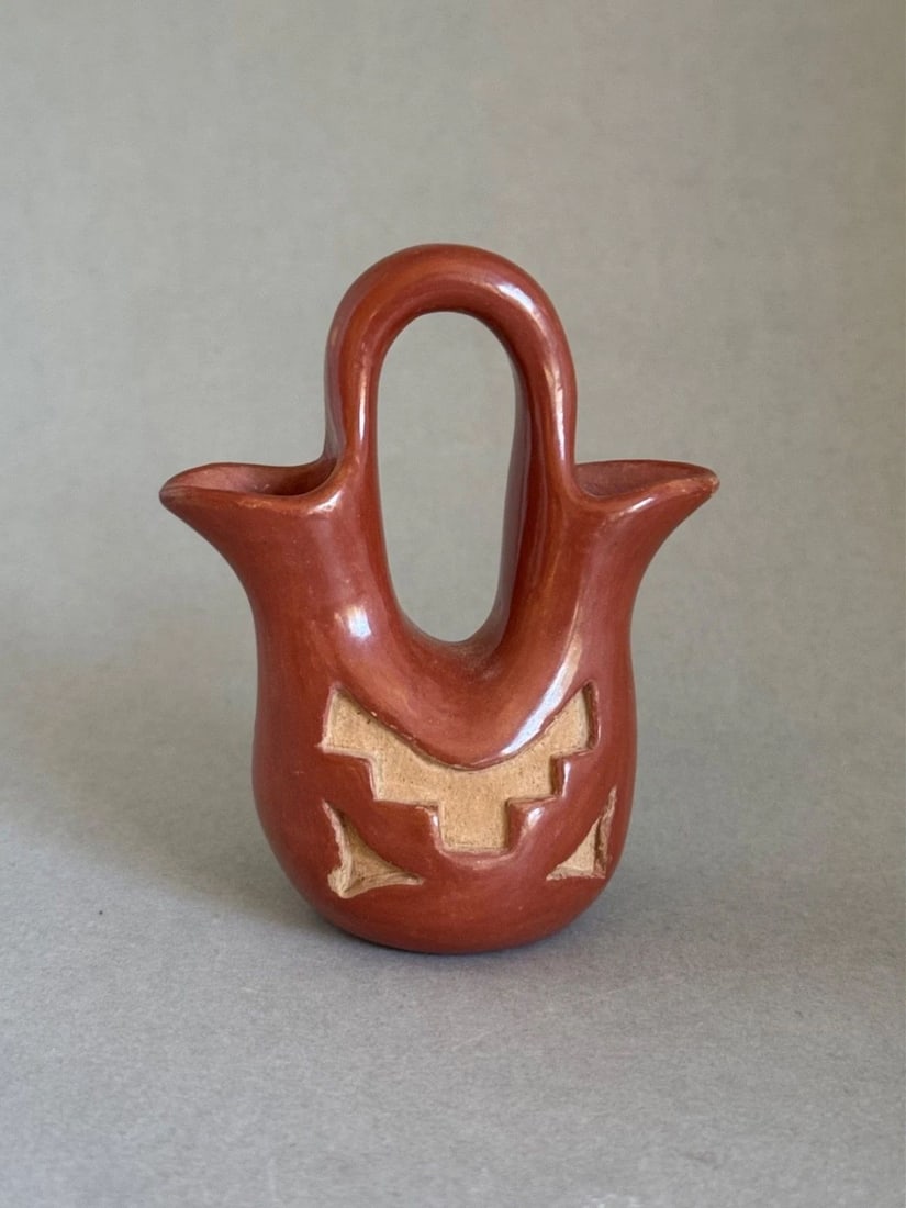 VINTAGE SANTA CLAIRE PUEBLO SMALL WEDDING VASE SIGNED 3 3/4" TALL (1 of 2)