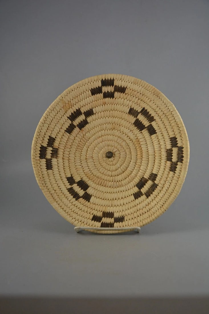 VINTAGE PAPAGO TOHONO O'ODHAM INDIAN BASKET - CROSS DESIGN SILVER CONCHO BUTTON (1 of 2)
