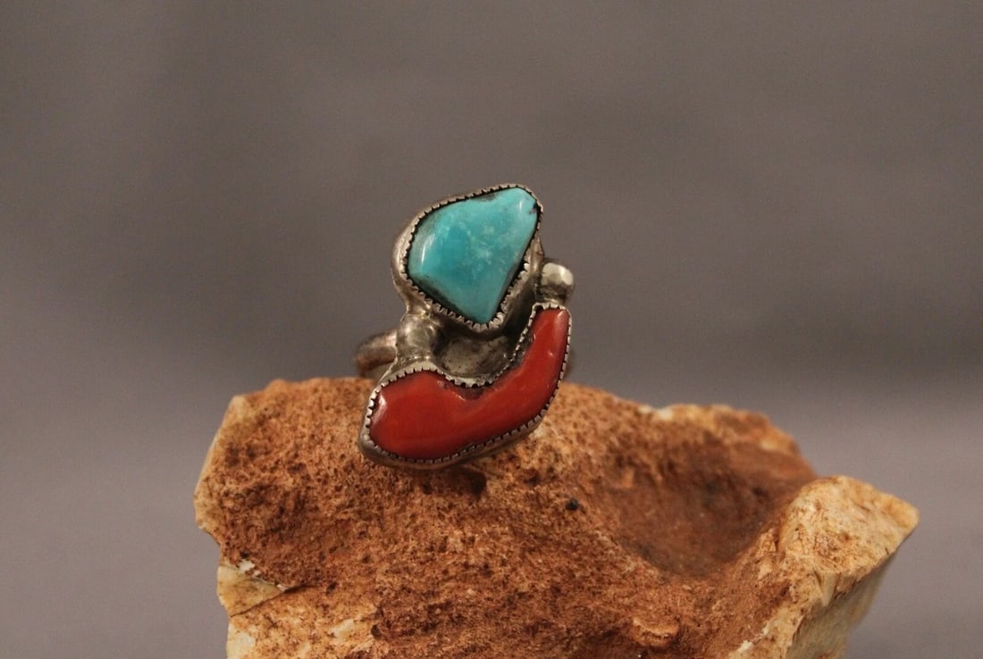 OLD PAWN NAVAJO STERLING SILVER AND TURQUOISE RING SIZE 7: OLD PAWN NAVAJO STERLING SILVER AND TURQUOISE RING SIZE 7 Item Description: 1 1/8" tall