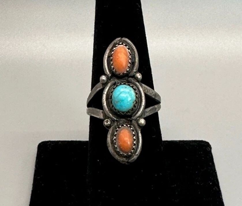 VTG NAVAJO TURQUOISE CORAL SILVER RING - BEN YAZZIE - ATKINSON TRADING - SZ 8: VTG NAVAJO TURQUOISE CORAL SILVER RING - BEN YAZZIE - ATKINSON TRADING - SZ 8 Item Description: This vintage sterling silver ring has been beautifully crafted by Navajo silversmith Ben Yazzie. It is a
