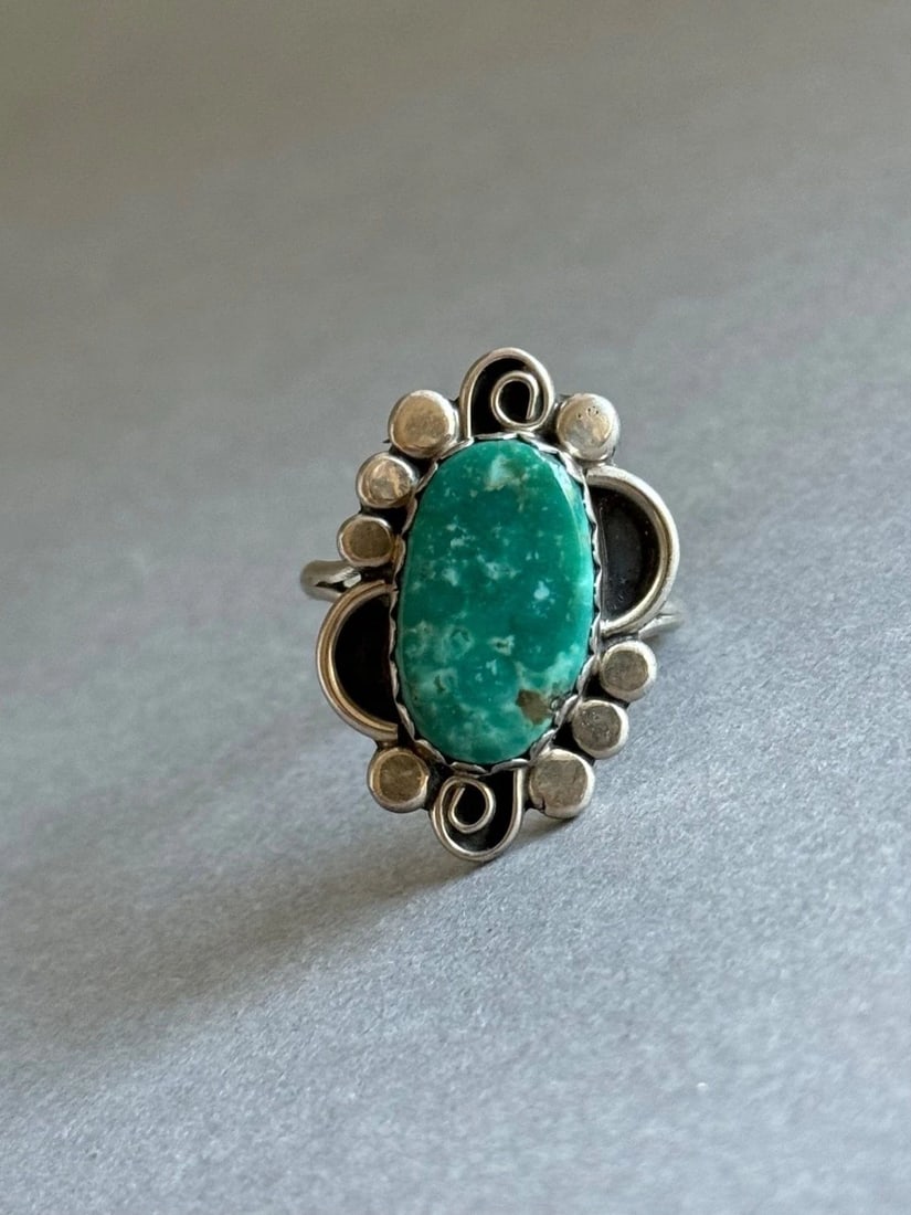 VINTAGE NAVAJO STERLING SILVER AND TURQUOISE RING. SIGNED. SIZE 9 3/4 (1 of 2)