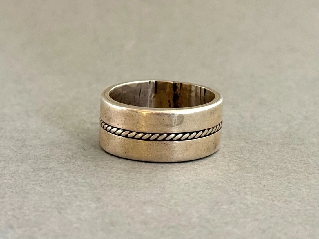 VINTAGE NAVAJO STERLING SILVER RING SIGNED YAZZIE SIZE 8 1/4 (1 of 2)