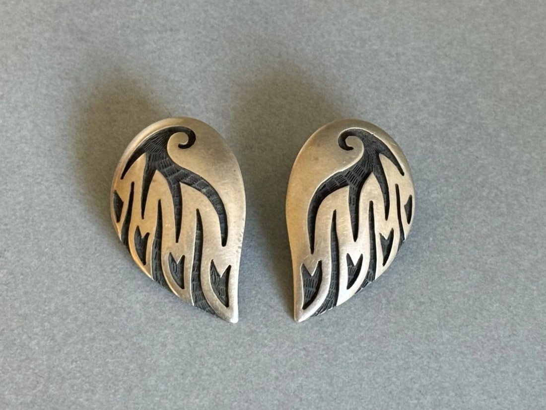 VINTAGE HOPI STERLING SILVER CLAMP ONS EARRINGS. SIGNED HL (1 of 2)