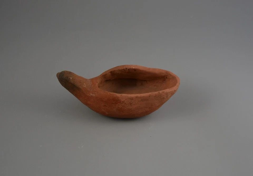 VINTAGE PUEBLO INDIAN CLAY FETISH BIRD POT BOWL - 5 3/8" LONG: VINTAGE PUEBLO INDIAN CLAY FETISH BIRD POT BOWL - 5 3/8" LONG This vintage bird pot bowl looks to possibly be from the Taos pueblo. It measures 5 3/8" long and 2 1/2" across and 1 3/4" high. The clay 