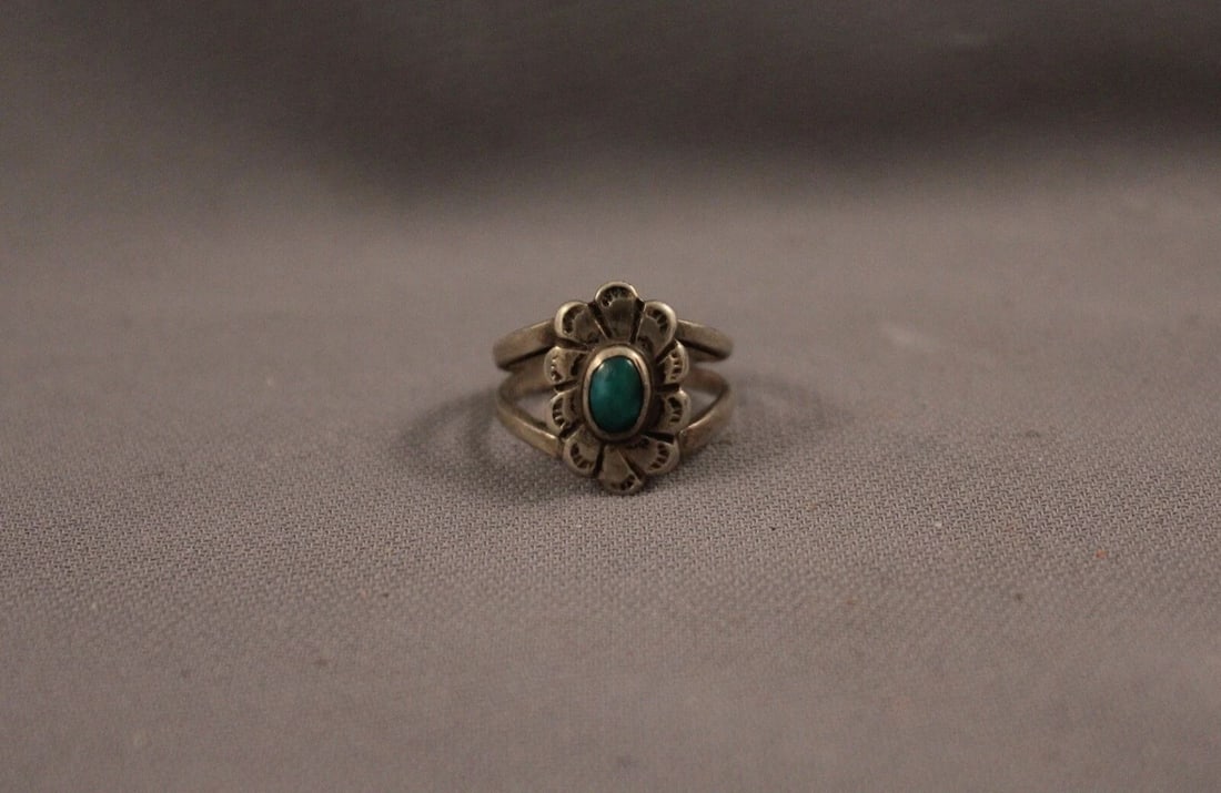 OLD PAWN NAVAJO STERLING SILVER AND TURQUOISE RING SIZE 5 1/2: OLD PAWN NAVAJO STERLING SILVER AND TURQUOISE RING SIZE 5 1/2 Item Description: 5/8" tall
