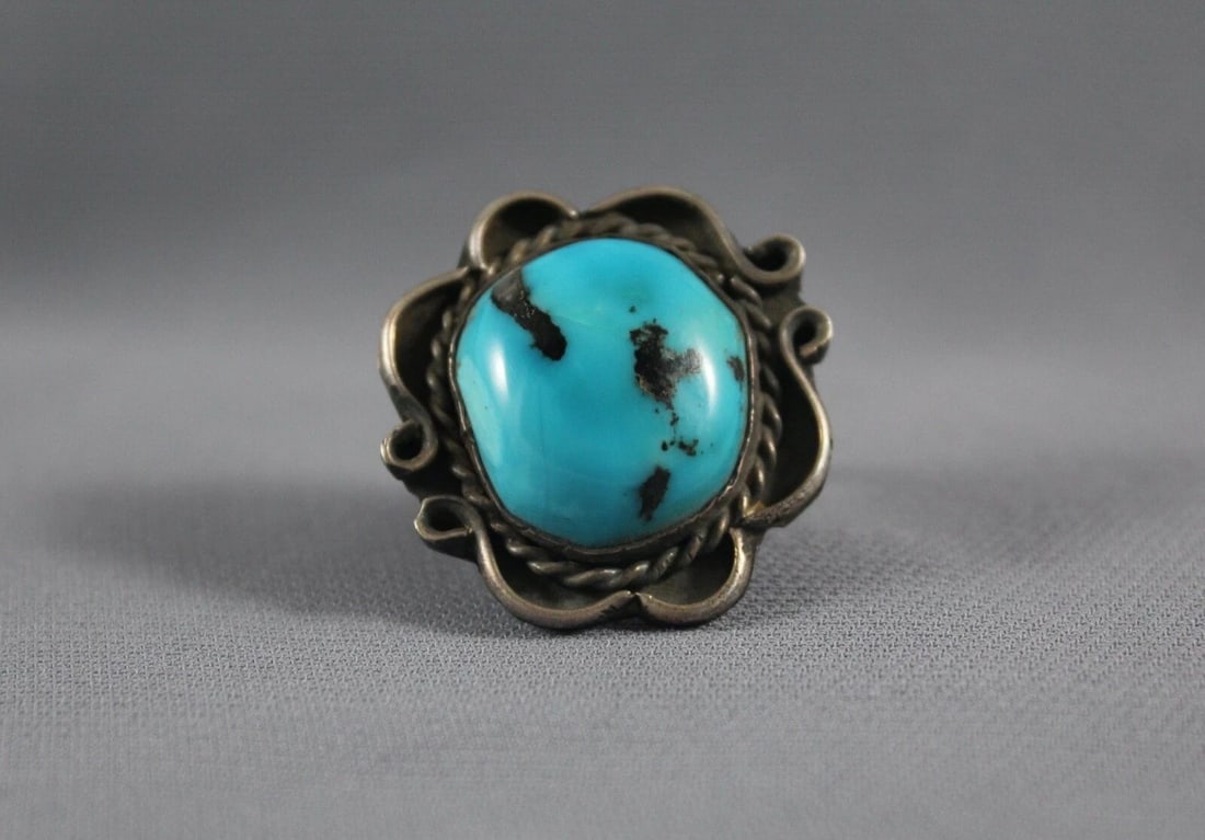 OLD PAWN NAVAJO STERLING SILVER AND TURQUOISE RING SIZE 5 1/4: OLD PAWN NAVAJO STERLING SILVER AND TURQUOISE RING SIZE 5 1/4 Item Description: 1 3/8” tall