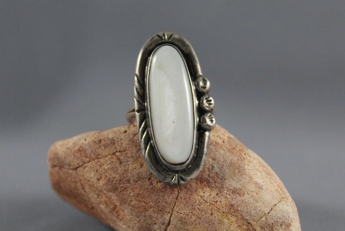 OLD PAWN NAVAJO STERLING AND MOTHER OF PEARL RING SIZE 6 1/2: OLD PAWN NAVAJO STERLING AND MOTHER OF PEARL RING SIZE 6 1/2 Item Description: 1 1/4” tall