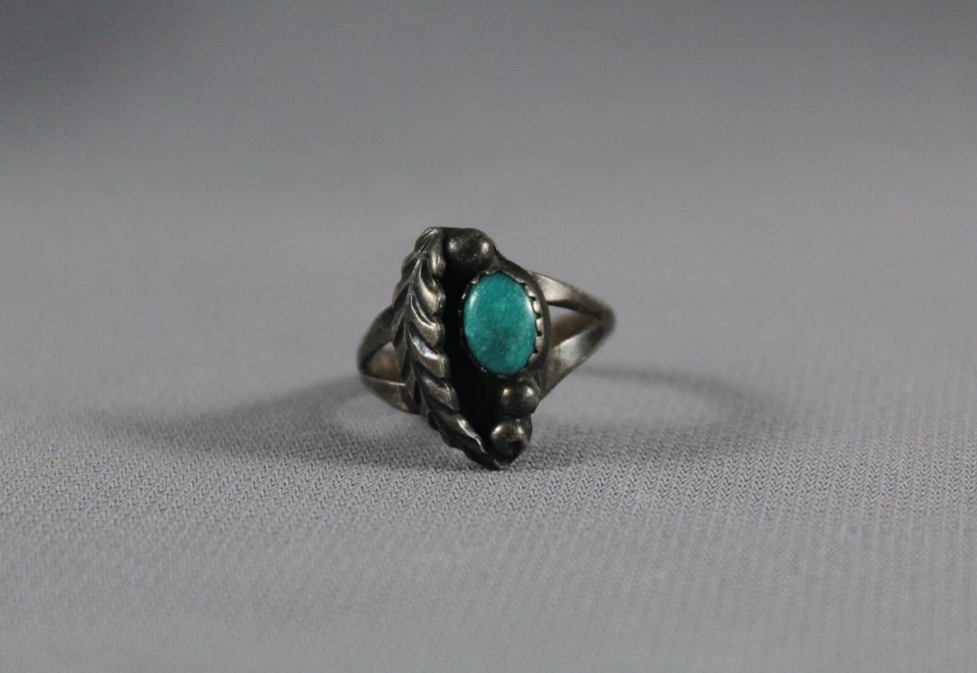OLD PAWN NAVAJO STERLING SILVER AND TURQUOISE RING SIZE 5 1/2: OLD PAWN NAVAJO STERLING SILVER AND TURQUOISE RING SIZE 5 1/2 Item Description: 3/4” tall