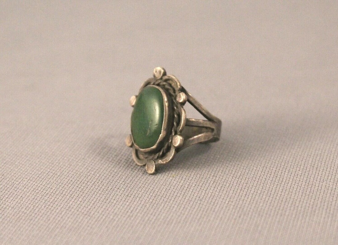VINTAGE OLD PAWN NAVAJO STERLING SILVER AND TURQUOISE RING SIZE 5 1/2: VINTAGE OLD PAWN NAVAJO STERLING SILVER AND TURQUOISE RING SIZE 5 1/2 Item Description: 1" tall