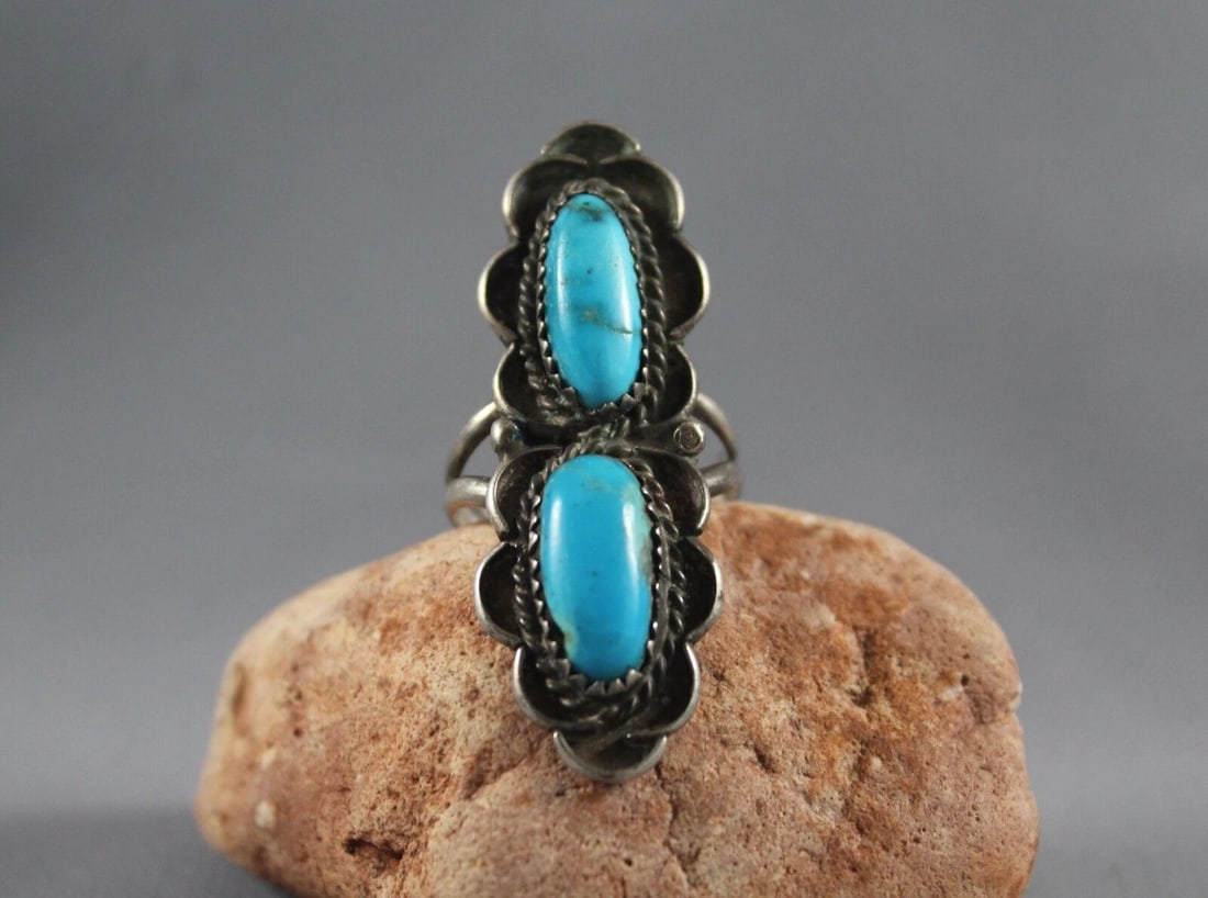 OLD PAWN NAVAJO STERLING SILVER AND TURQUOISE RING SIZE 7 1/4: OLD PAWN NAVAJO STERLING SILVER AND TURQUOISE RING SIZE 7 1/4 Item Description: 1 3/4’ tall