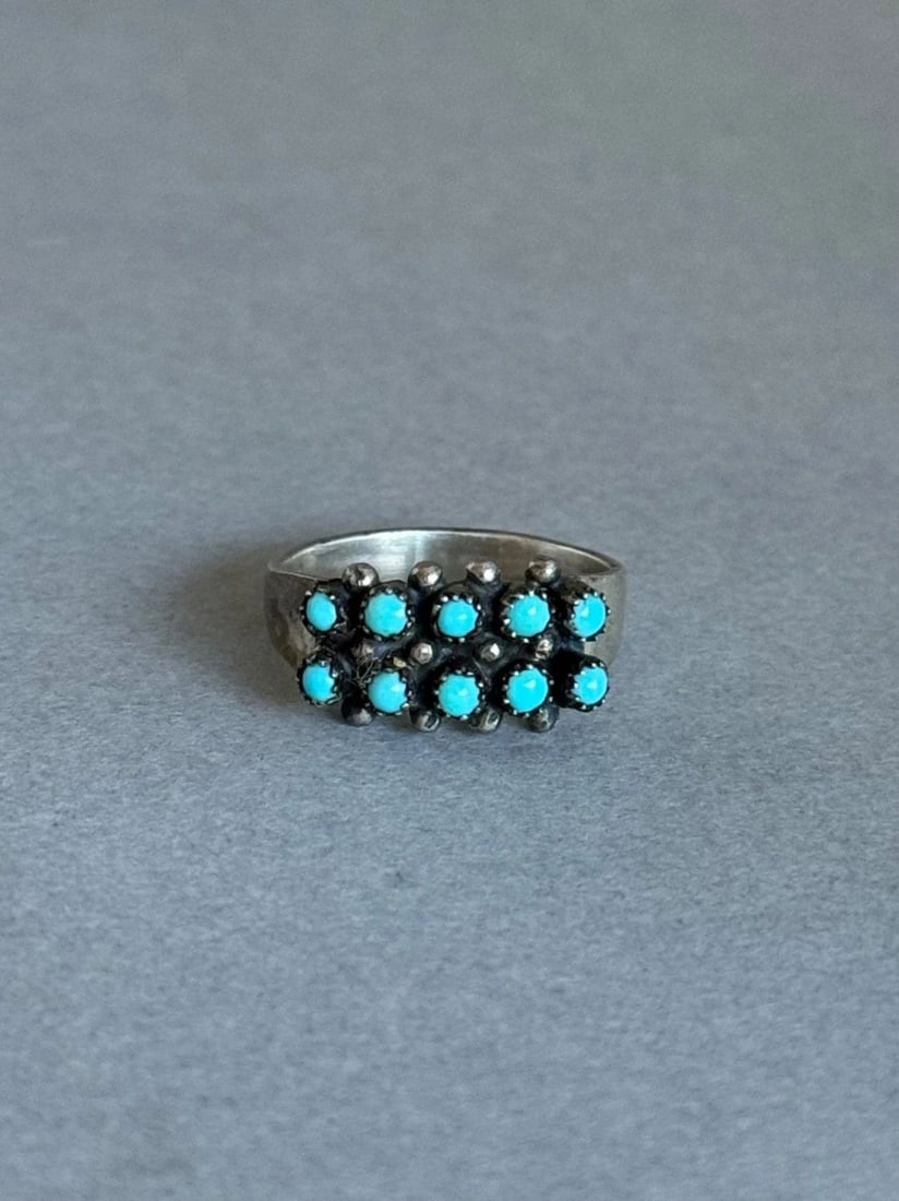 OLD PAWN ZUNI STERLING SILVER AND TURQUOISE RING. SIZE 5 1/2: OLD PAWN ZUNI STERLING SILVER AND TURQUOISE RING. SIZE 5 1/2 Old Pawn Zuni Sterling Silver and Turquoise Ring. Size 5 1/2 ..3/8" tALL