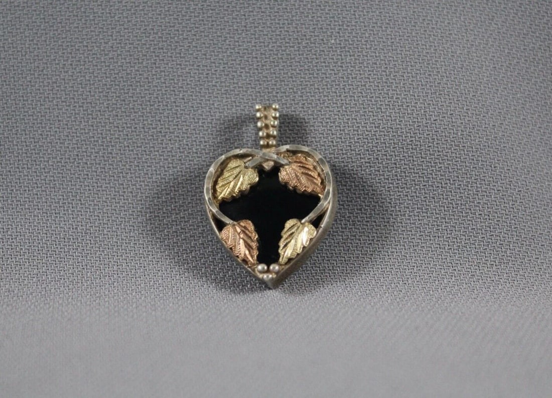 VINTAGE STERLING AND 10 KT. GOLD LEAVES WITH BLACK ONYX STONE PENDANT: VINTAGE STERLING AND 10 KT. GOLD LEAVES WITH BLACK ONYX STONE PENDANT Item Description: 1” length