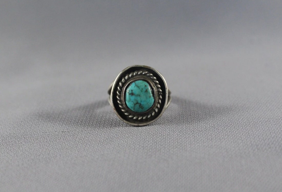 OLD PAWN NAVAJO STERLING SILVER AND TURQUOISE RING SIZE 6 1/2 (1 of 2)