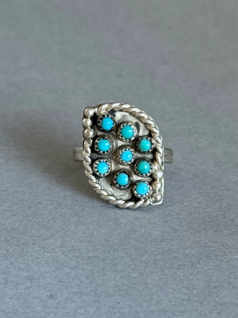 OLD PAWN ZUNI STERLING SILVER AND TURQUOISE RING. SIZE 6 1/4: OLD PAWN ZUNI STERLING SILVER AND TURQUOISE RING. SIZE 6 1/4 Old Pawn Zuni Sterling Silver and Turquoise Ring. Size 6 1/4 7/8" Tall