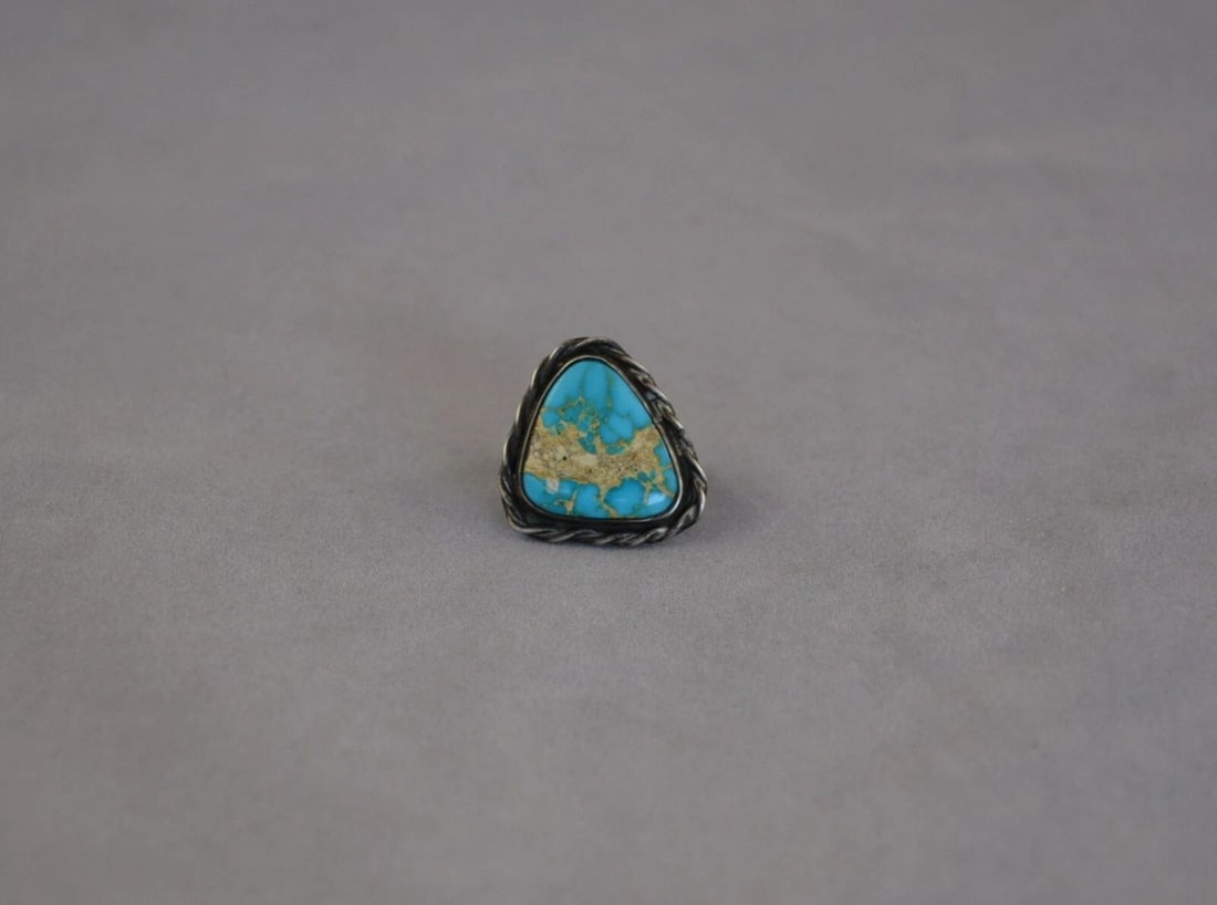 OLD PAWN VINTAGE NAVAJO STERLING SILVER RING - GREAT TURQUOISE STONE - SIZE 5: OLD PAWN VINTAGE NAVAJO STERLING SILVER RING - GREAT TURQUOISE STONE - SIZE 5 Item Description: This Navajo sterling silver ring has been set with a beautiful turquoise stone. The front of the ring is