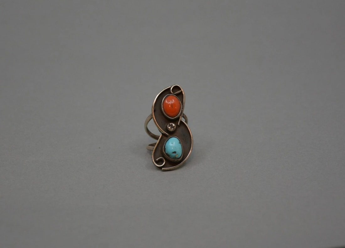 VINTAGE NAVAJO STERLING SILVER RING - TURQUOISE CORAL - SIZE 5 - 1.5" TALL: VINTAGE NAVAJO STERLING SILVER RING - TURQUOISE CORAL - SIZE 5 - 1.5" TALL This vintage Navajo has a turquoise and coral stone set into a curved accented with silver wire and a raindrop bead at the ce