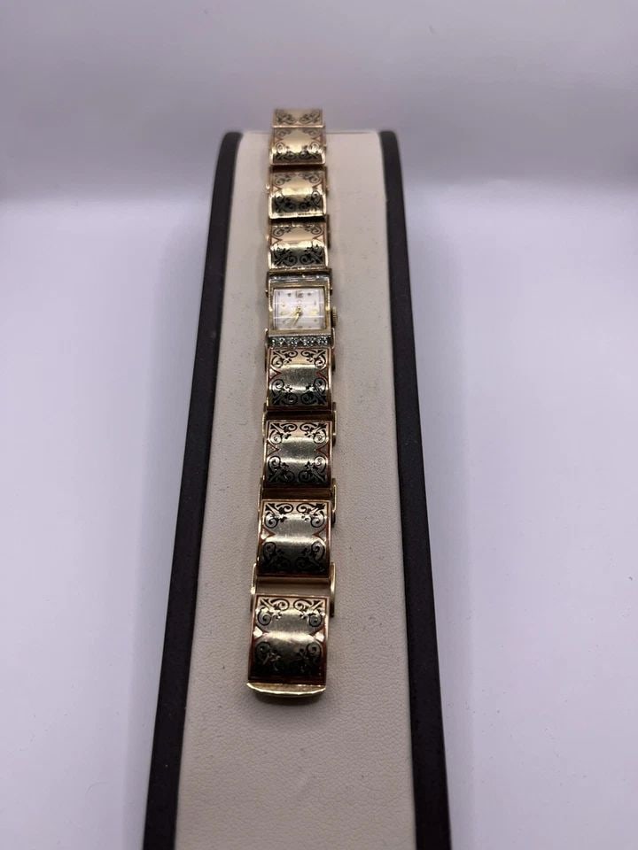 OMEGA VINTAGE BRACELET WATCH 14K: OMEGA VINTAGE BRACELET WATCH 14K OMEGA VINTAGE BRACELET WATCH 14K Beautiful Omega Vintage Bracelet Watch with diamonds on the face. 14k gold and weighs approximately 43 g.A true beauty...must see