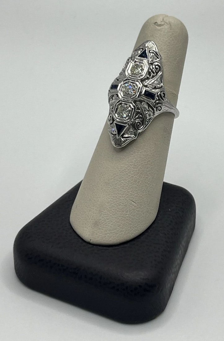 18K WHITE GOLD, DIAMOND & SAPPHIRE RING SIZE 7: 18K WHITE GOLD, DIAMOND & SAPPHIRE RING SIZE 7 18K WHITE GOLD, DIAMOND & SAPPHIRE RING SIZE 7 This 18K white gold ring is a stunning piece of fine jewelry that surely won't disappoint. The ring size i