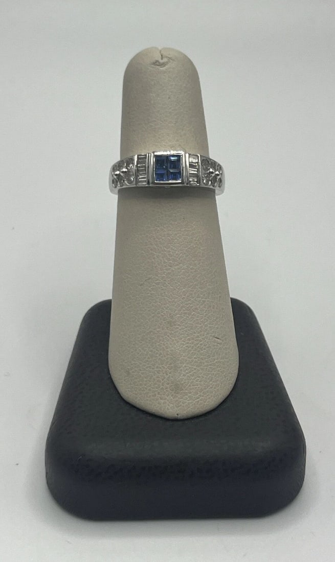 14K WHITE GOLD, DIAMOND & SAPPHIRE RING SIZE 6.75: 14K WHITE GOLD, DIAMOND & SAPPHIRE RING SIZE 6.75 14K WHITE GOLD, DIAMOND & SAPPHIRE RING SIZE 6.75 This stunning 14K white gold ring features a sparkling diamond and a beautiful sapphire stone. The r