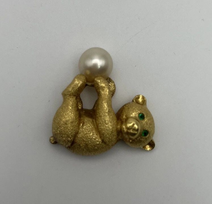 CELLINI 18K YELLOW GOLD WITH PEARL AND EMERALDS BEAR CHARM/PENDANT: CELLINI 18K YELLOW GOLD WITH PEARL AND EMERALDS BEAR CHARM/PENDANT CELLINI 18K YELLOW GOLD WITH PEARL AND EMERALDS BEAR CHARM/PENDANT 18K Yellow Gold Bear Charm/PendantHas 1 pearl and 2 small emeralds
