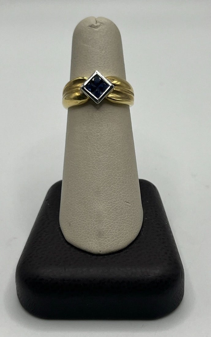 18KT WHITE & YELLOW GOLD RING WITH 4 SAPPHIRES SIZE 6.5: 18KT WHITE & YELLOW GOLD RING WITH 4 SAPPHIRES SIZE 6.5 18KT WHITE & YELLOW GOLD RING WITH 4 SAPPHIRES SIZE 6.5 This stunning 18KT white and yellow gold ring is adorned with four beautiful sapphires, 