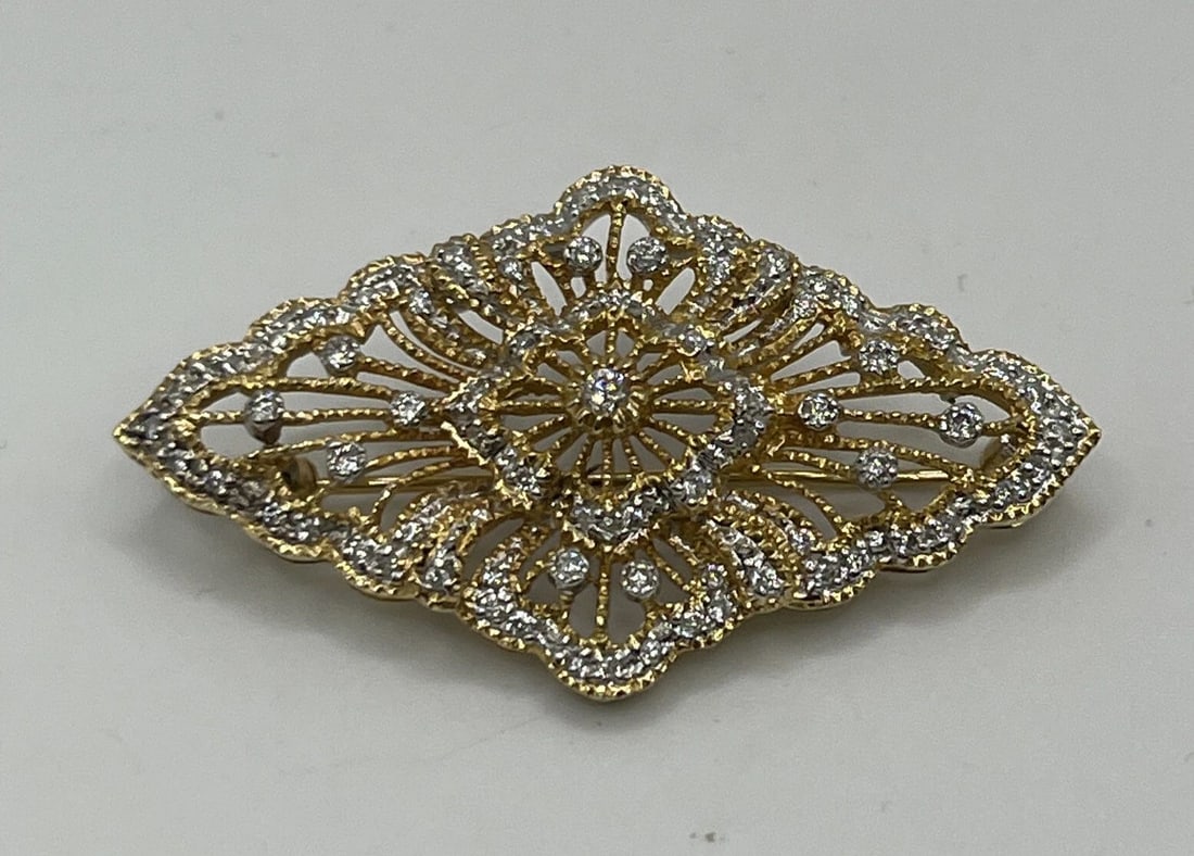 14K YELLOW GOLD AND DIAMOND BROOCH/PIN: 14K YELLOW GOLD AND DIAMOND BROOCH/PIN 14K YELLOW GOLD AND DIAMOND BROOCH/PIN A very pretty 14K Yellow Gold and Diamond Brooch/PinWeighs approximately 7.6 gramsThe approximate diamond count is 77 Roun