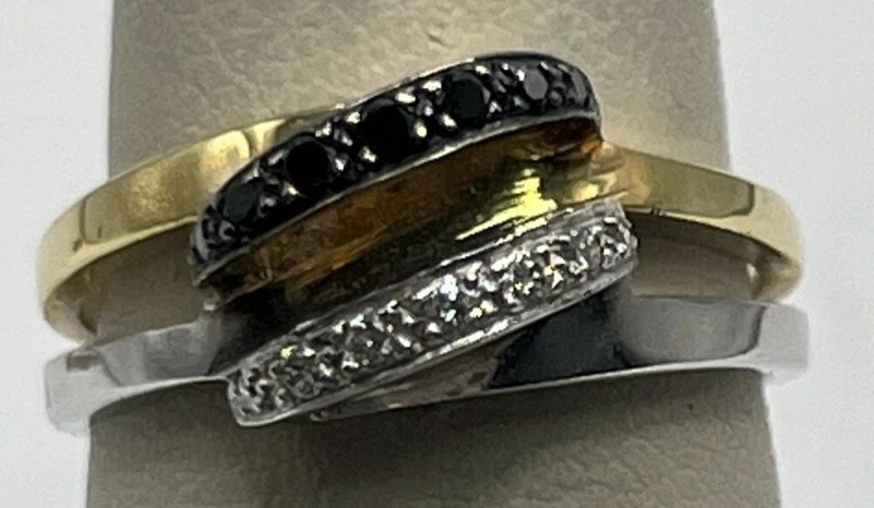 14KT TWO TONE GOLD RING WITH WHITE & BLACK DIAMONDS SIZE 7: 14KT TWO TONE GOLD RING WITH WHITE & BLACK DIAMONDS SIZE 7 14KT TWO TONE GOLD RING WITH WHITE & BLACK DIAMONDS SIZE 7 This stunning 14KT two-tone gold ring is a must-have for any jewelry collection. T