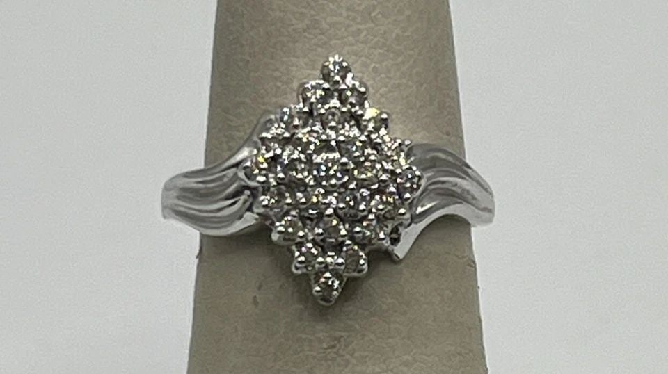 14KT WHITE GOLD & DIAMOND RING SIZE 7.25: 14KT WHITE GOLD & DIAMOND RING SIZE 7.25 14KT WHITE GOLD & DIAMOND RING SIZE 7.25 This stunning ring is made of 14K white gold and features a sparkling diamond in the center. The ring is a size 7.25 a