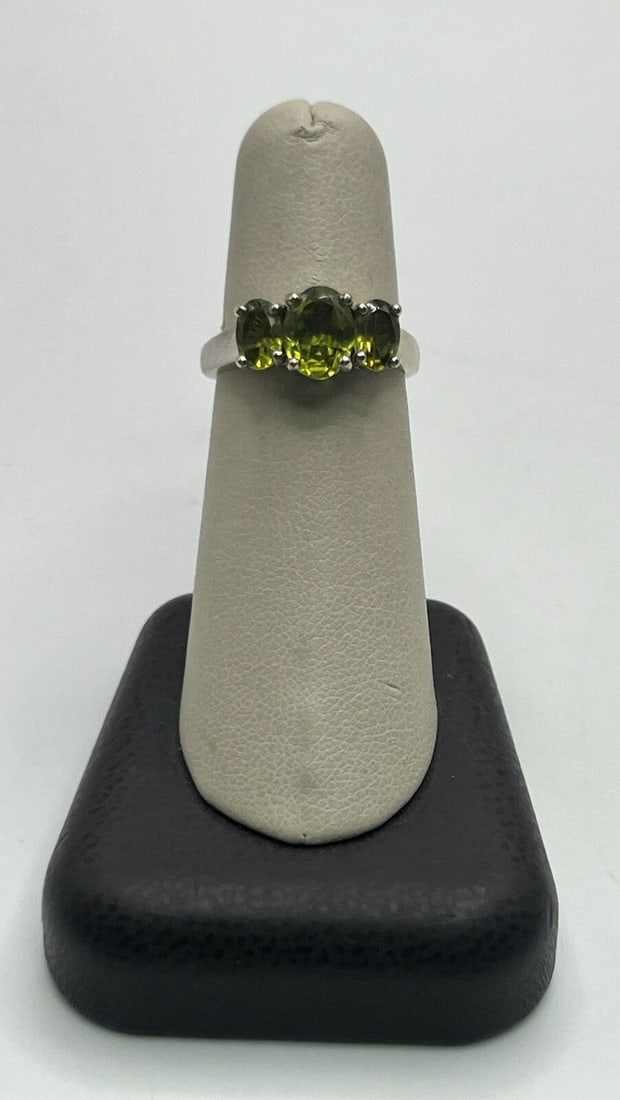 14KT WHITE GOLD & PERIDOT RING SIZE 6.5: 14KT WHITE GOLD & PERIDOT RING SIZE 6.5 14KT WHITE GOLD & PERIDOT RING SIZE 6.5 This beautiful ring is crafted from 14K white gold and features a stunning peridot stone. The ring is a size 6.5 and fal