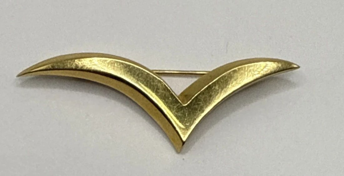 TIFFANY & CO. 18K YELLOW GOLD 6.4G VINTAGE LARGE SEAGULL PIN BROOCH: TIFFANY & CO. 18K YELLOW GOLD 6.4G VINTAGE LARGE SEAGULL PIN BROOCH TIFFANY & CO. 18K YELLOW GOLD 6.4G VINTAGE LARGE SEAGULL PIN BROOCH Add a touch of luxury to your outfit with this stunning Tiffany 