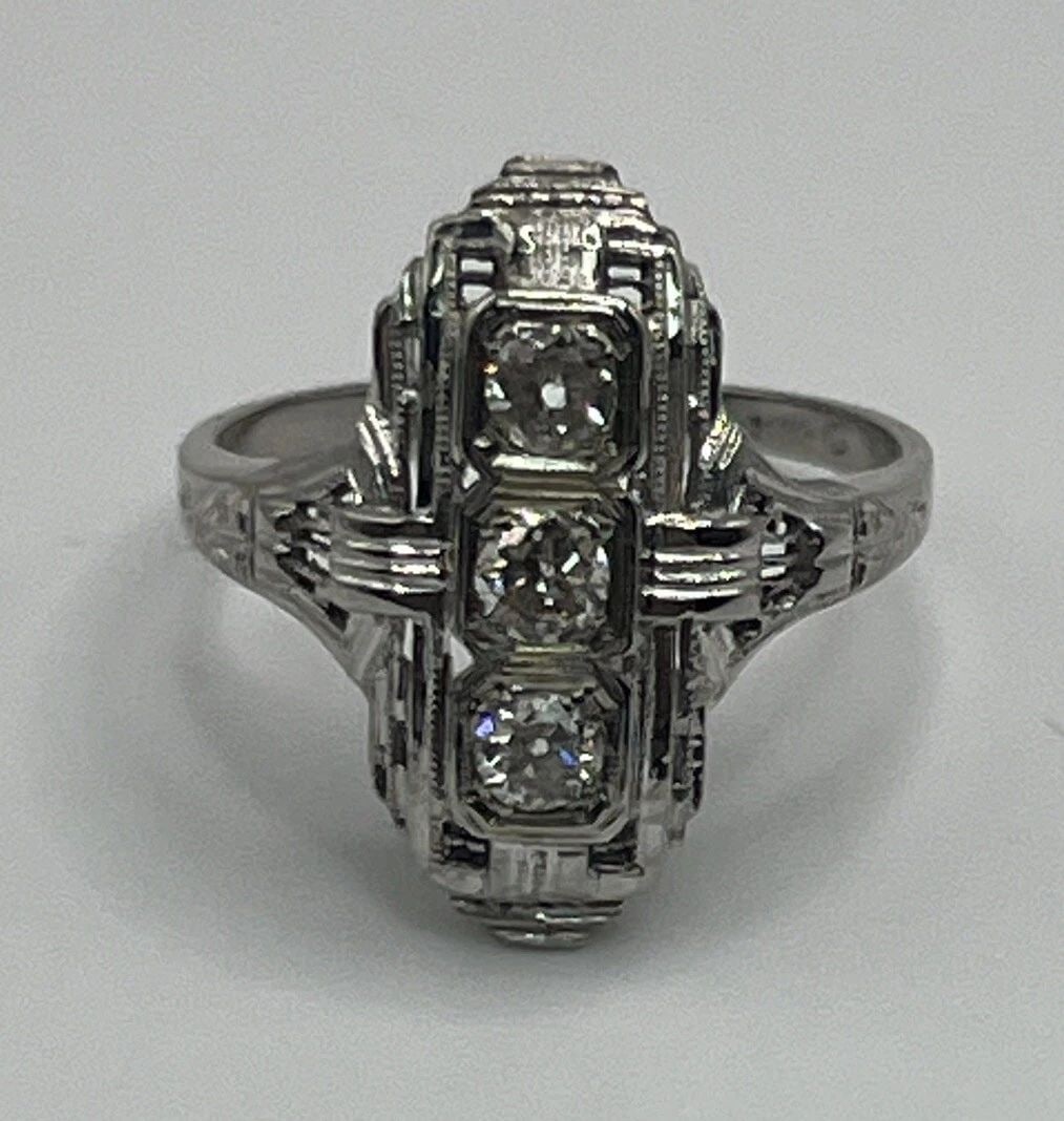 18K WHITE GOLD & DIAMOND ESTATE RING: 18K WHITE GOLD & DIAMOND ESTATE RING 18K WHITE GOLD & DIAMOND ESTATE RING This elegant estate ring is a timeless piece of jewelry that boasts an 18k white gold band and a sparkling diamond centerpiece