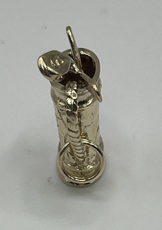 14K YELLOW GOLD TEXTURED GOLF BAG & CLUBS SPORTS PENDANT/CHARM: 14K YELLOW GOLD TEXTURED GOLF BAG & CLUBS SPORTS PENDANT/CHARM 14K YELLOW GOLD TEXTURED GOLF BAG & CLUBS SPORTS PENDANT/CHARM Show off your love for golf with this stunning 14k yellow gold pendant. Th