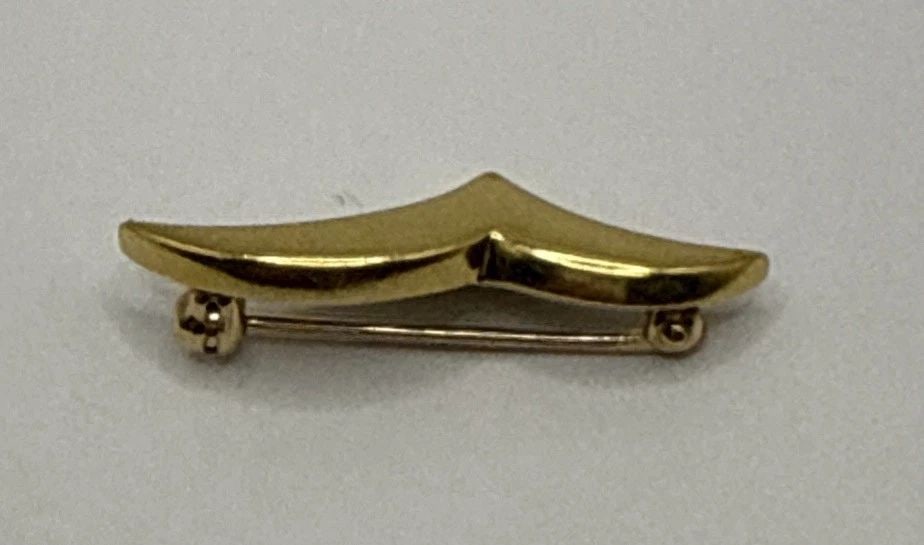 TIFFANY & CO. 18K YELLOW GOLD 3.1G VINTAGE SMALL SEAGULL PIN BROOCH: TIFFANY & CO. 18K YELLOW GOLD 3.1G VINTAGE SMALL SEAGULL PIN BROOCH TIFFANY & CO. 18K YELLOW GOLD 3.1G VINTAGE SMALL SEAGULL PIN BROOCH Crafted by the iconic Tiffany & Co., this 18k yellow gold brooch