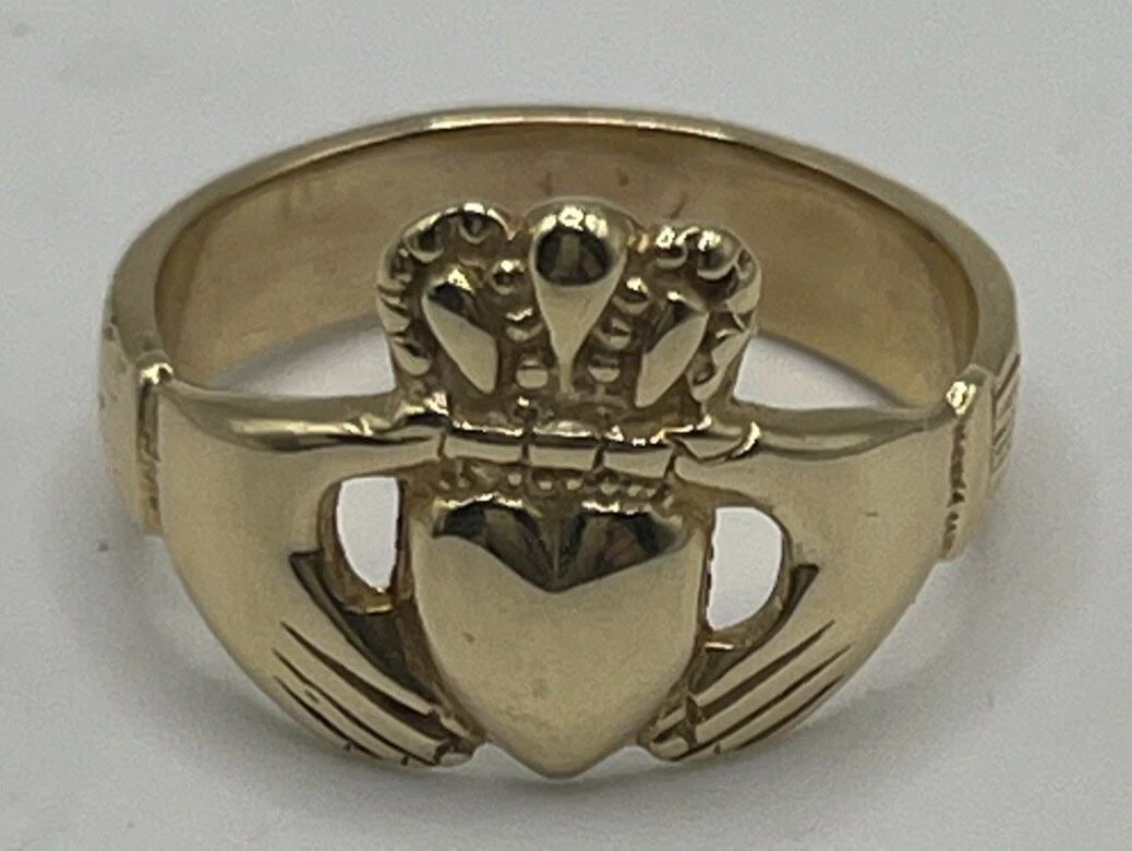 13K YELLOW GOLD CLADDAGH RING SIZE 6.75: 13K YELLOW GOLD CLADDAGH RING SIZE 6.75 The product is a 13K yellow gold Claddagh ring in size 6.75. It is a classic and elegant piece of fine jewelry from the brand Claddagh Gold. The ring is crafted