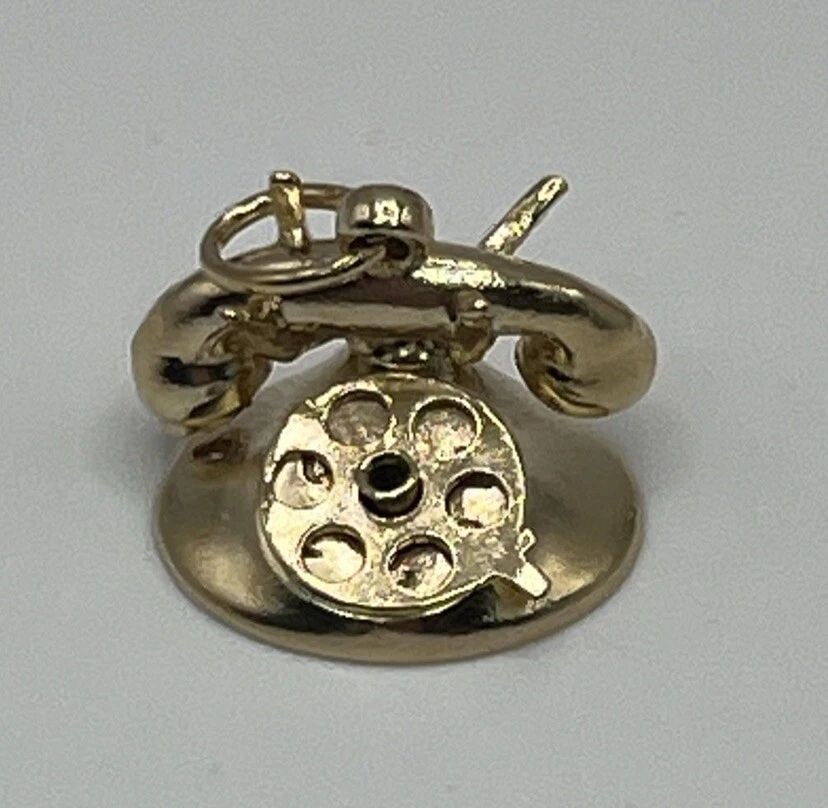 14K YELLOW GOLD TELEPHONE CHARM: 14K YELLOW GOLD TELEPHONE CHARM 14K YELLOW GOLD TELEPHONE CHARM This charming 14K yellow gold pendant is the perfect addition to any jewelry collection. Crafted with quality and precision, this piece 
