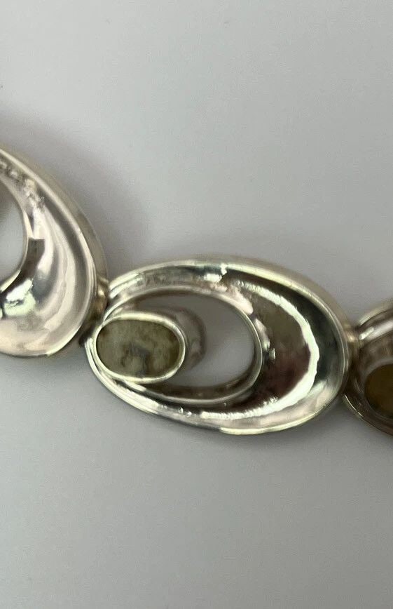 SCROLL NECKLACE 16" WITH SAND COLORED STONES: SCROLL NECKLACE 16" WITH SAND COLORED STONES SCROLL NECKLACE 16" WITH SAND COLORED STONES A very different type of necklace16" Sterling Silver statement pieceWeight is approximately 85g