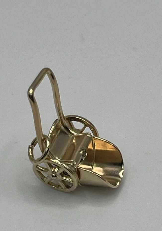 14K YELLOW GOLD CARRIAGE CHARM: 14K YELLOW GOLD CARRIAGE CHARM 14K YELLOW GOLD CARRIAGE CHARM This charming 14K yellow gold pendant is perfect for anyone looking to add a touch of whimsy to their jewelry collection. The pendant take