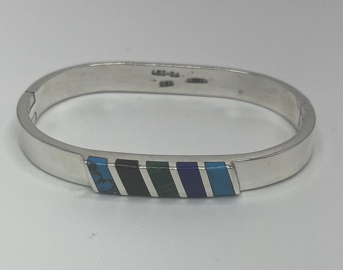 STERLING SILVER 925 TURQUOISE AND MULTI-COLORED STONE BANGLE SIGNED BRACELET: STERLING SILVER 925 TURQUOISE AND MULTI-COLORED STONE BANGLE SIGNED BRACELET STERLING SILVER 925 TURQUOISE AND MULTI-COLORED STONE BANGLE SIGNED BRACELET A very pretty multi-colored inlaid stone bangl