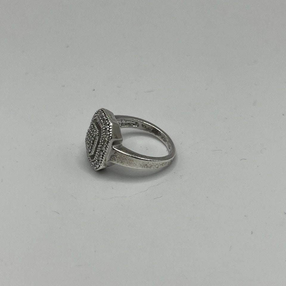 NATURAL ROUND CZ RECTANGULAR HALO STERLING SILVER RING SIZE 7: NATURAL ROUND CZ RECTANGULAR HALO STERLING SILVER RING SIZE 7 NATURAL ROUND CZ RECTANGULAR HALO STERLING SILVER RING SIZE 7 This beautiful ring features a natural round CZ stones in a rectangular halo