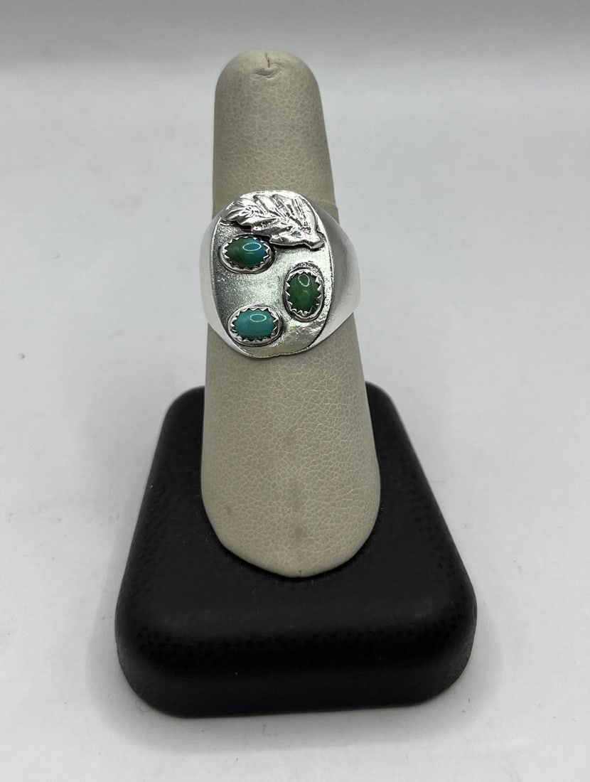 STERLING SILVER AND TURQUOISE LEAF RING SIZE 8.75: STERLING SILVER AND TURQUOISE LEAF RING SIZE 8.75 STERLING SILVER AND TURQUOISE LEAF RING SIZE 8.75 Sterling Silver and Turquoise Size 8.75 RingApproximate weight is 8.1 gHas 3 stones along with a lea