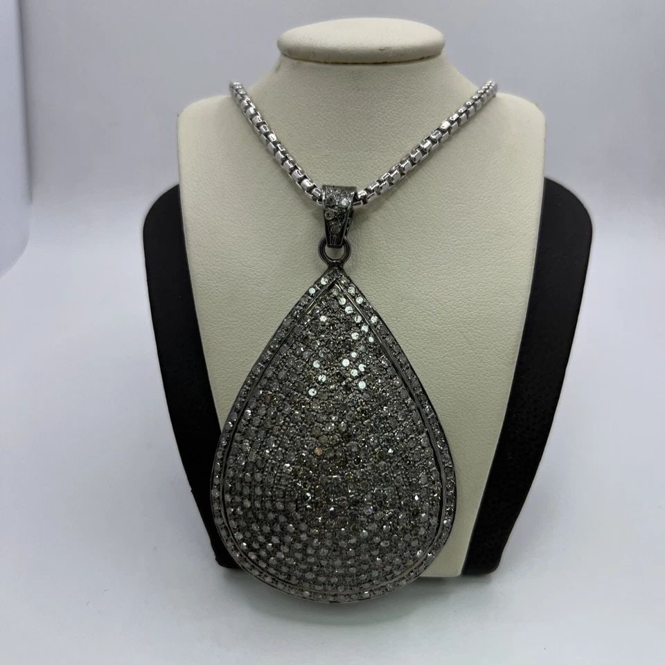 30" STERLING SILVER BOX CHAIN WITH TEAR DROP SHAPED PENDANT & MATCHING EARRINGS: 30" STERLING SILVER BOX CHAIN WITH TEAR DROP SHAPED PENDANT & MATCHING EARRINGS 30" STERLING SILVER BOX CHAIN WITH TEAR DROP SHAPED PENDANT & MATCHING EARRINGS 30" Box chain that weighs 23.9gOn the ch