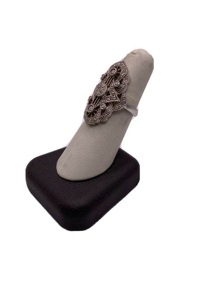 COLORLESS STONE LACE RING SIZE 7: COLORLESS STONE LACE RING SIZE 7 COLORLESS STONE LACE RING SIZE 7 Pretty Lace Ring with colorless stonesSize 7Approximate weight is 7.7g