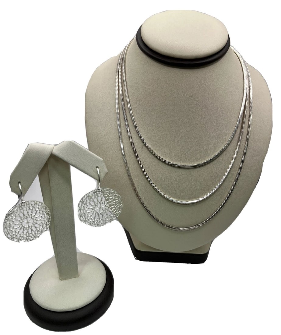 SILVER THREE-LAYER NECKLACE AND HANGING EARRINGS: SILVER THREE-LAYER NECKLACE AND HANGING EARRINGS SILVER THREE-LAYER NECKLACE AND HANGING EARRINGS Very pretty three-layer necklace that can be worn both day and night.Approximate weight of necklace is