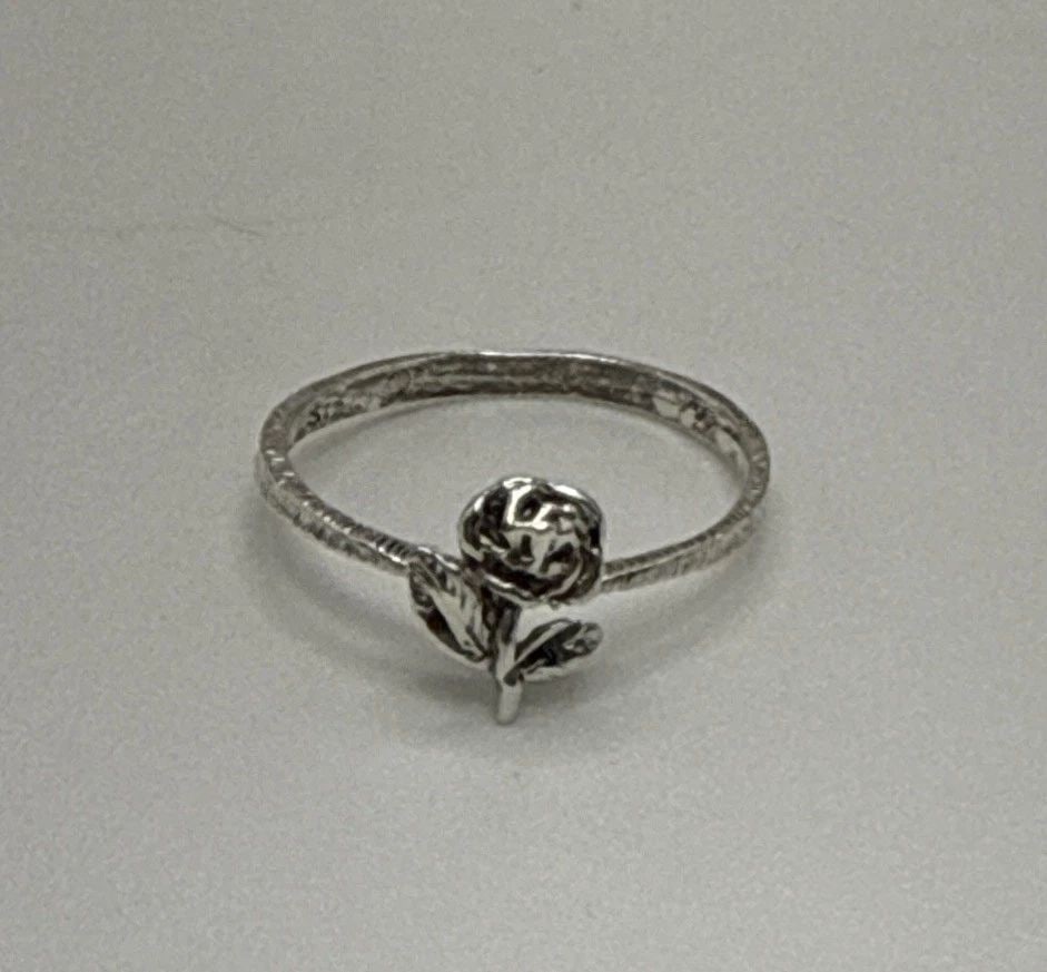 STERLING SILVER ROSE FLORAL RING SIZE 5: STERLING SILVER ROSE FLORAL RING SIZE 5 This sterling silver rose floral ring in size 5 is a delicate and elegant piece of fine jewelry. With a metal purity of 925, this ring is crafted from high-qual